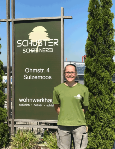 Marina Bernhard Schreinergesellin im Wohnwerkhaus Zirbenmanufaktur Schuster in Sulzemoos nähe Maisach