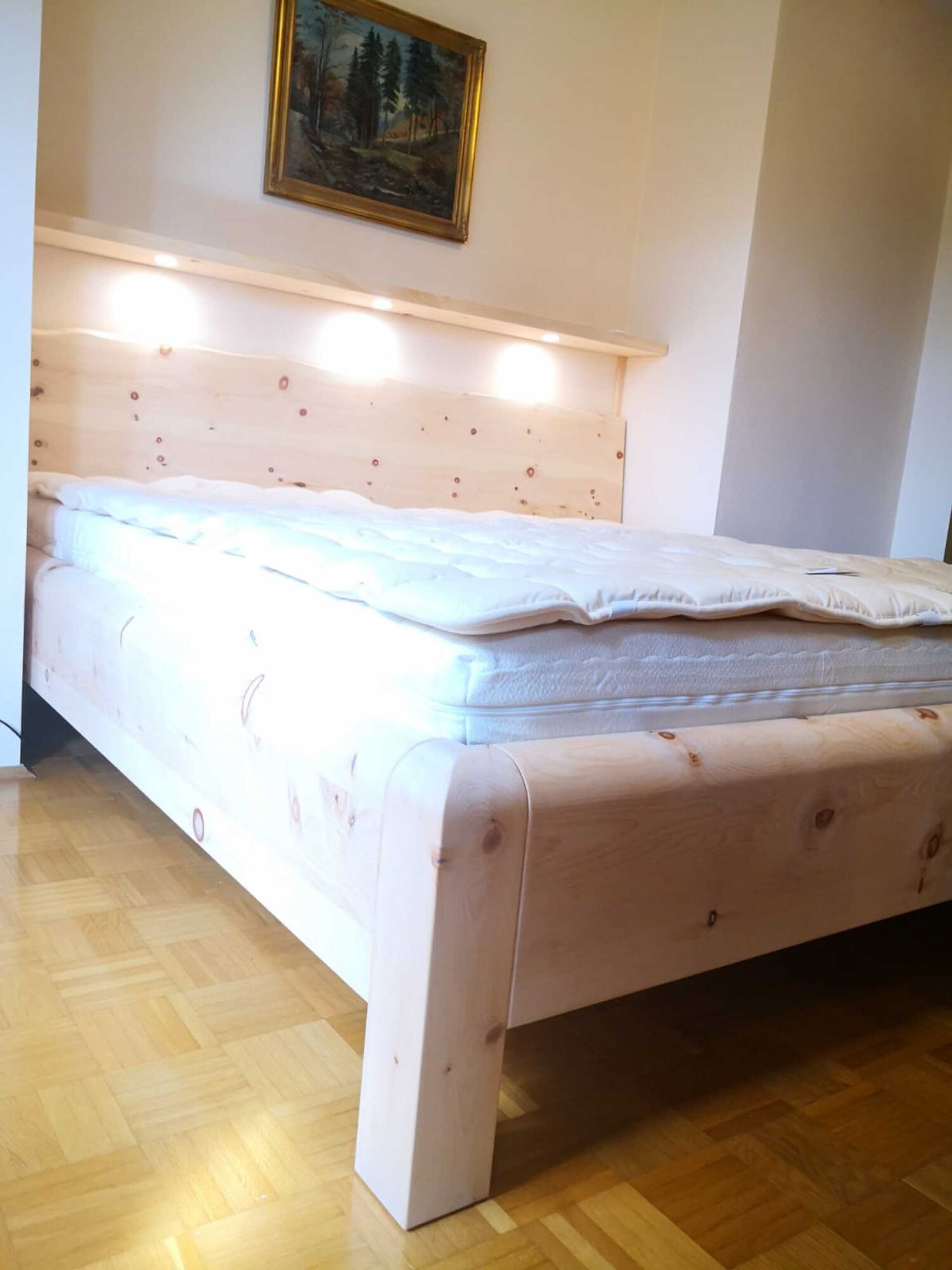 Zirbenbett Linderhof mit Beleuchtung über Bett