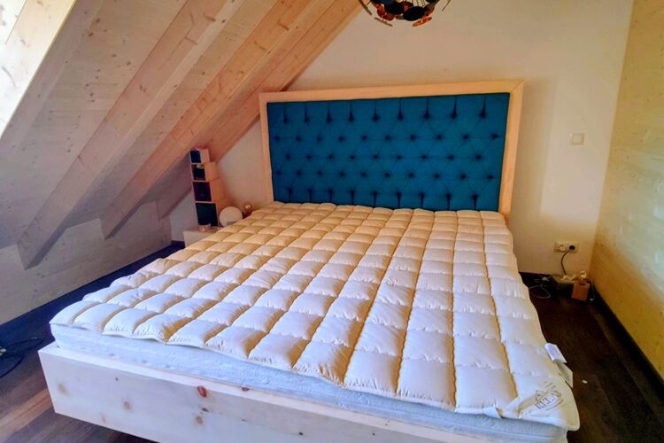 Zirbenbett Davos - Polsterbett mit Zirbe in türkis mit Chesterfieldpolsterung 180x200