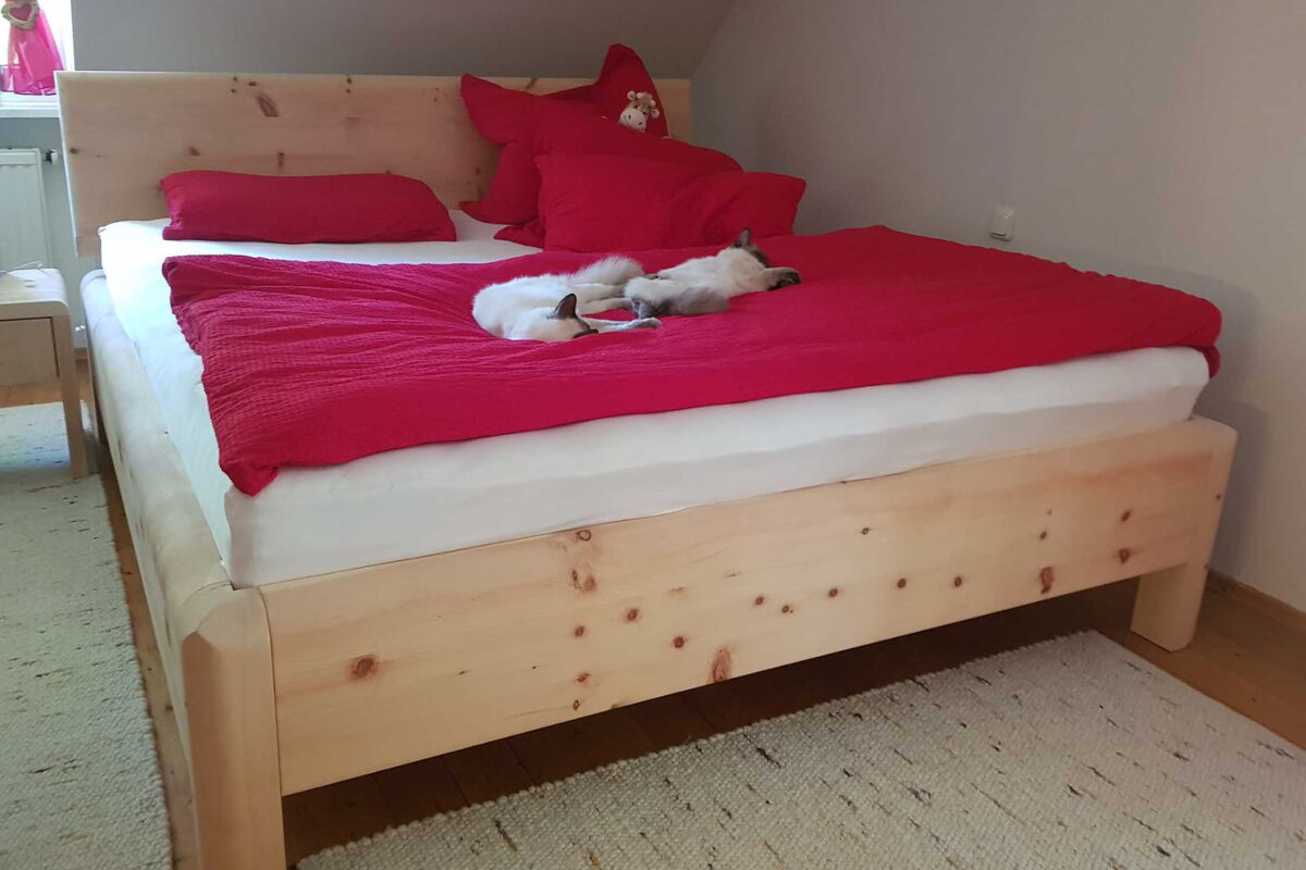 Zirbenholzbett Linderhof mit glattem Kopfteil - Katzenliebe
