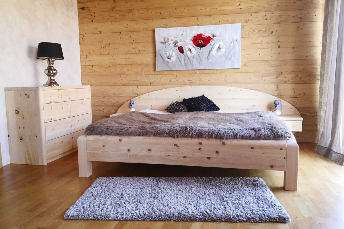 Zirbenholzbett Modell Tegernsee mit Zirbenkommode