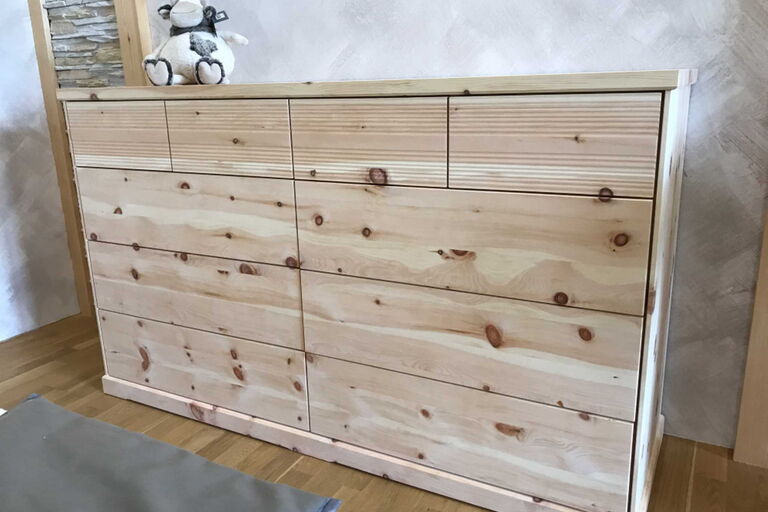 Zirbenkommode Lindau grifflos mit 10 Schüben
