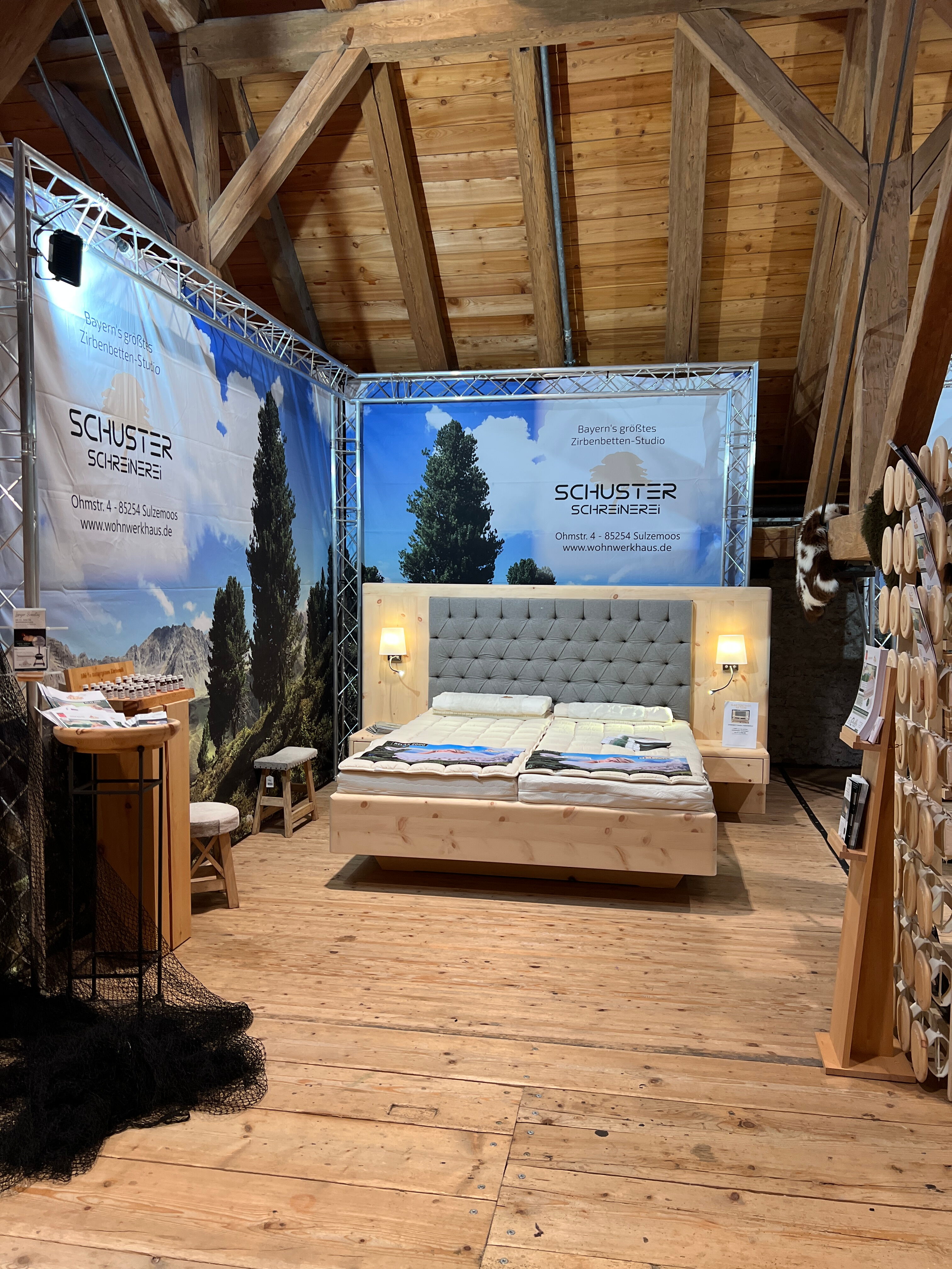 Schwebendes Zirbenbett Modell Friedberg aus der Schreinerei Schuster 180 x200 | 200x200 | 160 x 200 auf den Gartentagen in Fürstenfeld