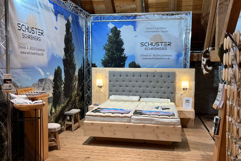 Schwebendes Zirbenbett Modell Friedberg aus der Schreinerei Schuster 180 x200 | 200x200 | 160 x 200 auf den Gartentagen in Fürstenfeld