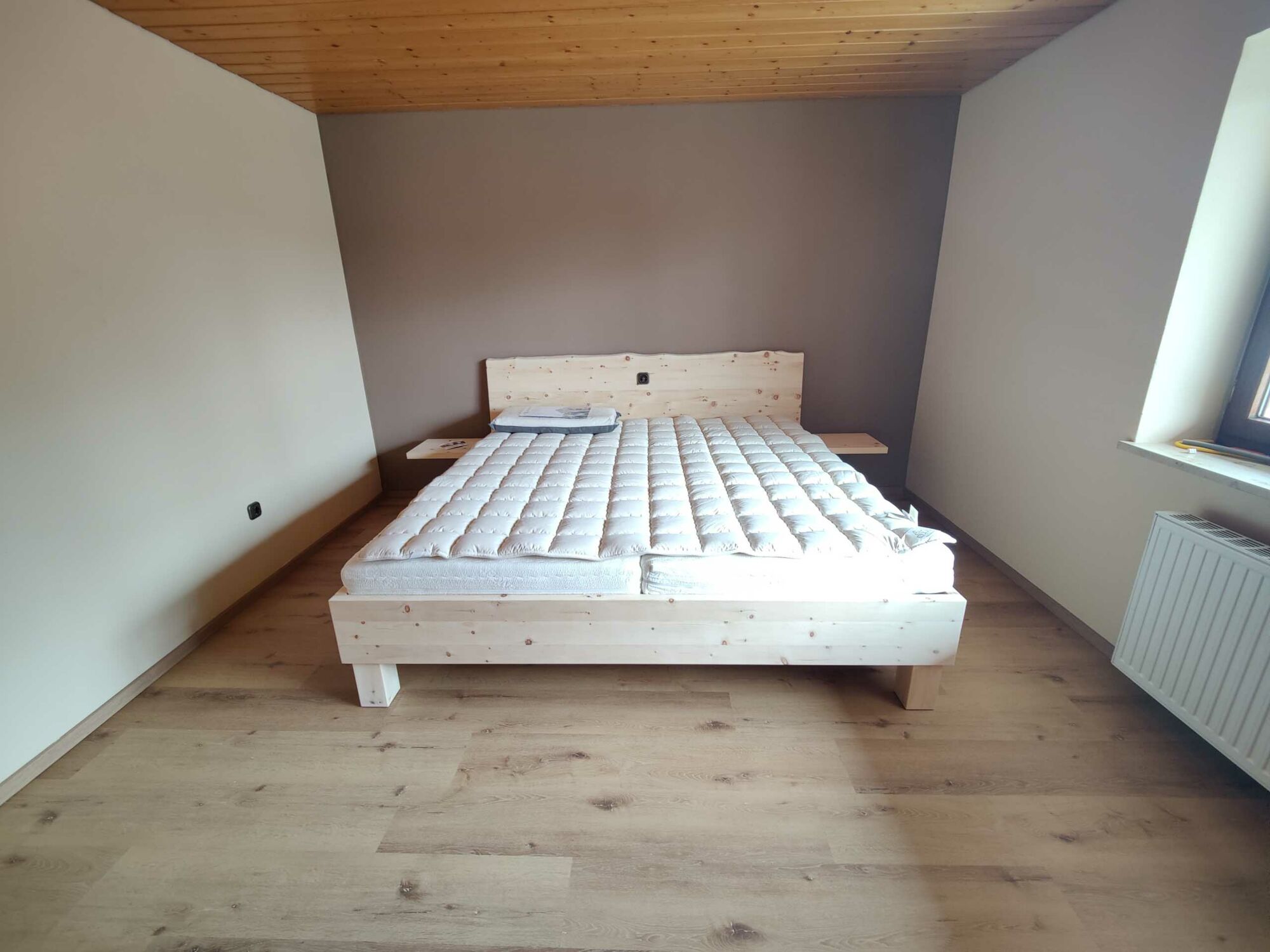Zirbenbett Holzkirchen Sonderedition 200x200 mit Naturkante und Nachttisch