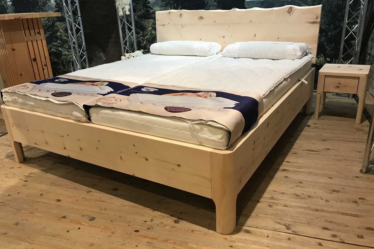Zirbenbett Landsberg mit schmalem Nachttisch