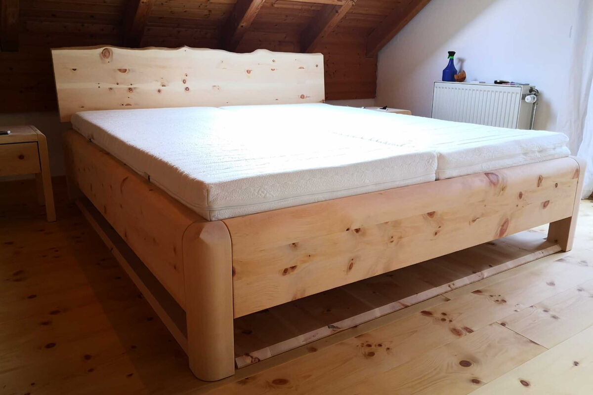 Zirbenbett Modell Linderhof mit Bodenabschirmplatte aus Zirbenholz