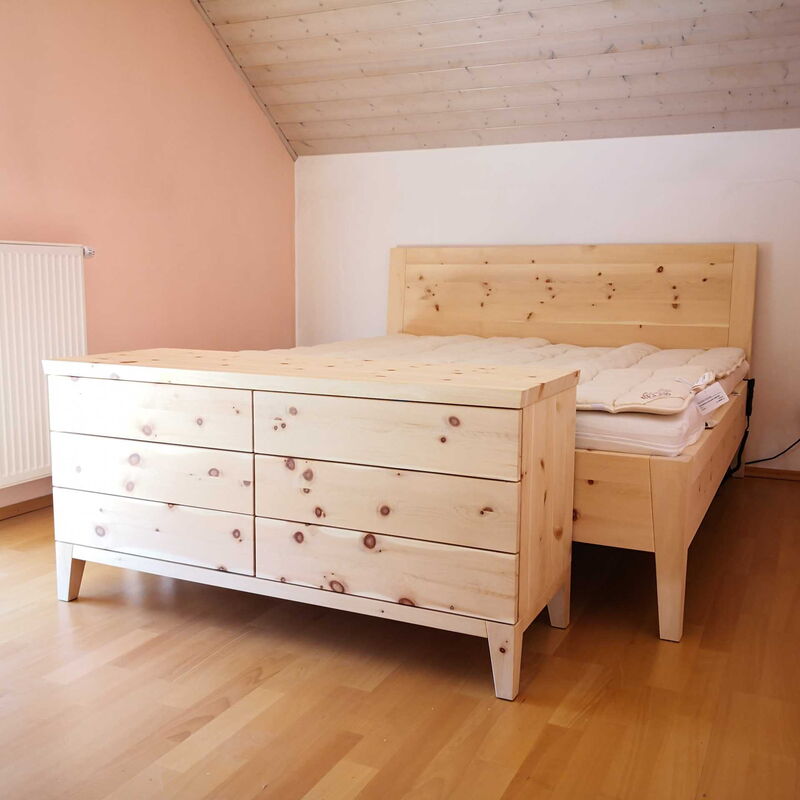 Zirbenholzkommode München mit 6 Schüben, Rückwand sichtbar