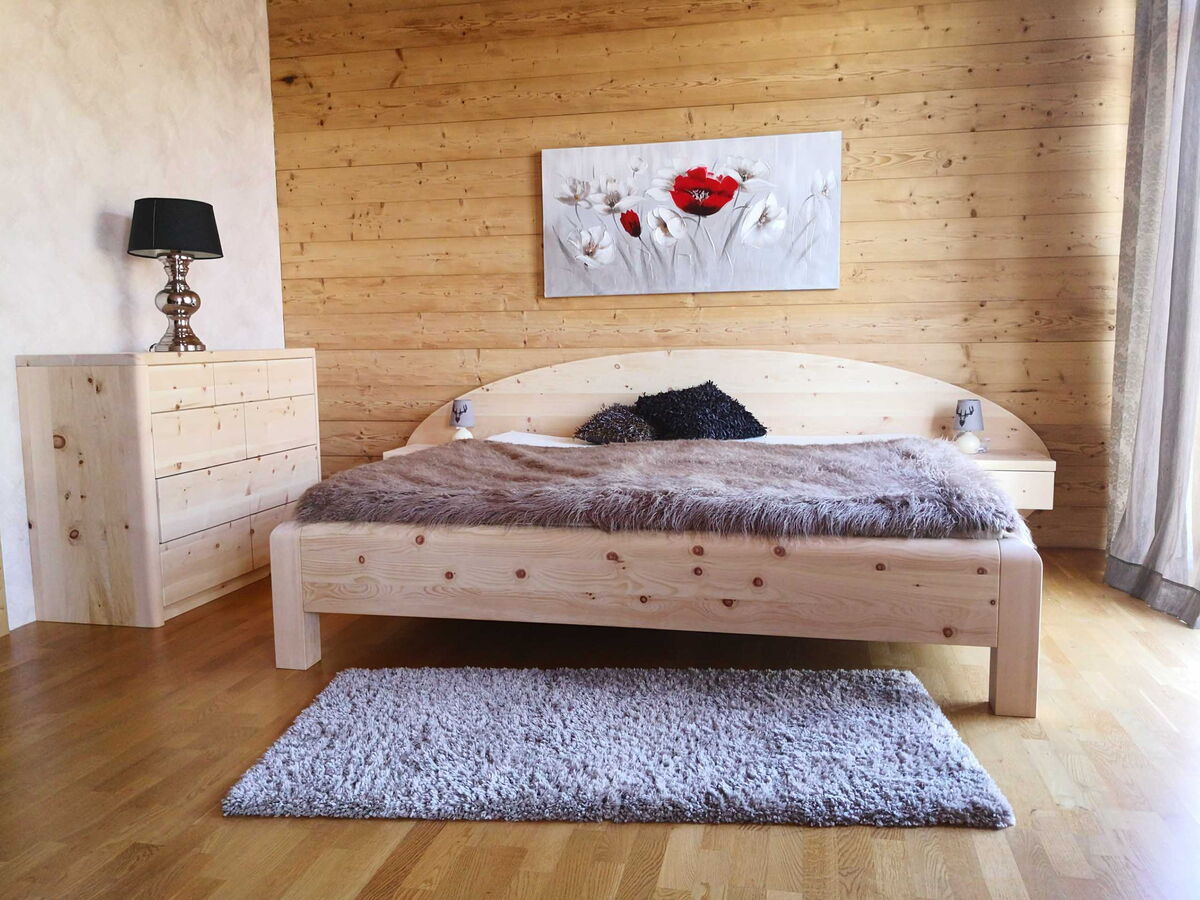 Zirbenholzbett Modell Tegernsee mit Zirbenkommode