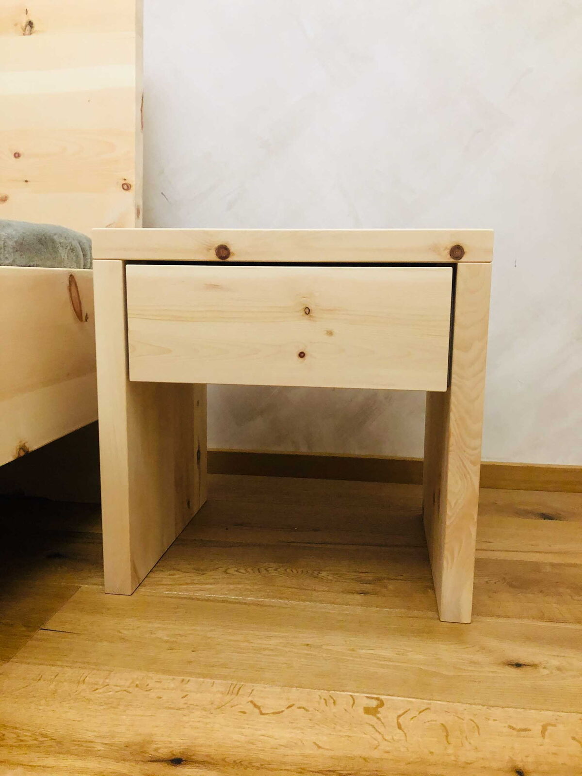 Zirbenholznachttisch Holzkirchen nach Maß