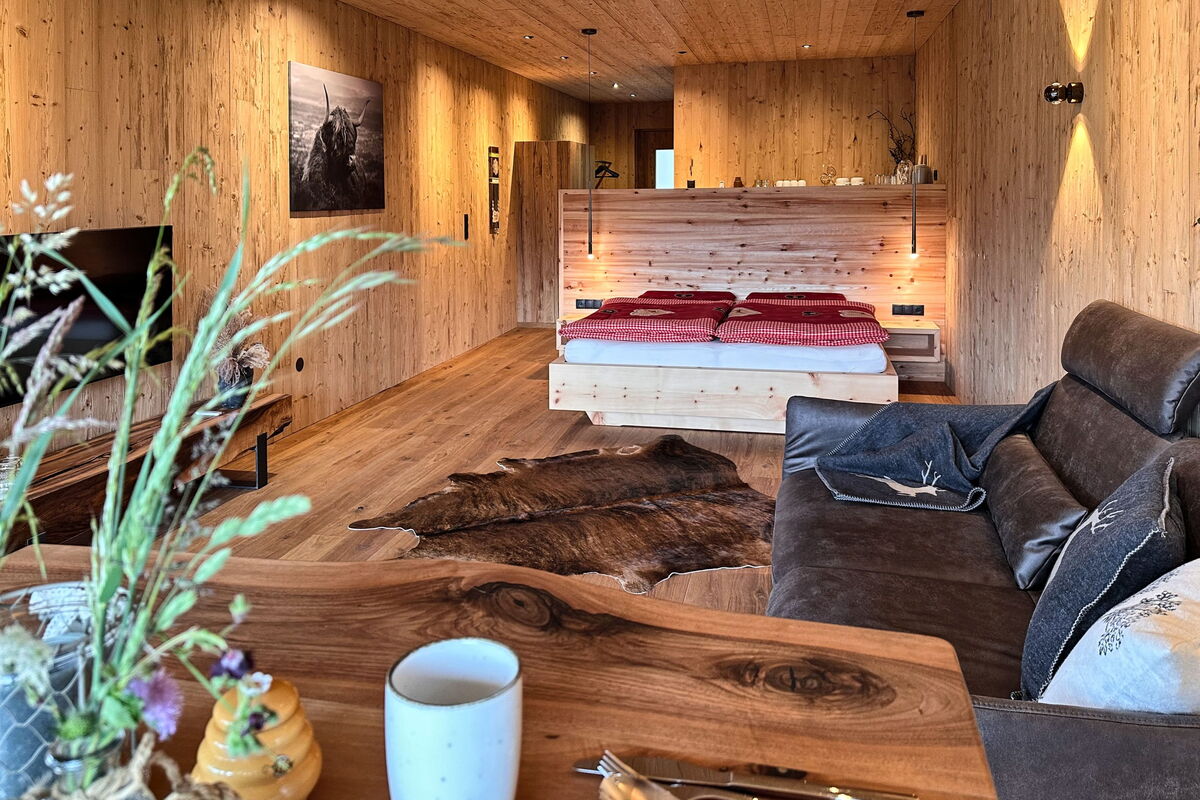 Chaleteinrichtung mit Zirbenbett 180 x 200 und Schlafsystem im Allgäu- by Wohnwerkhaus Schreinerei Schuster