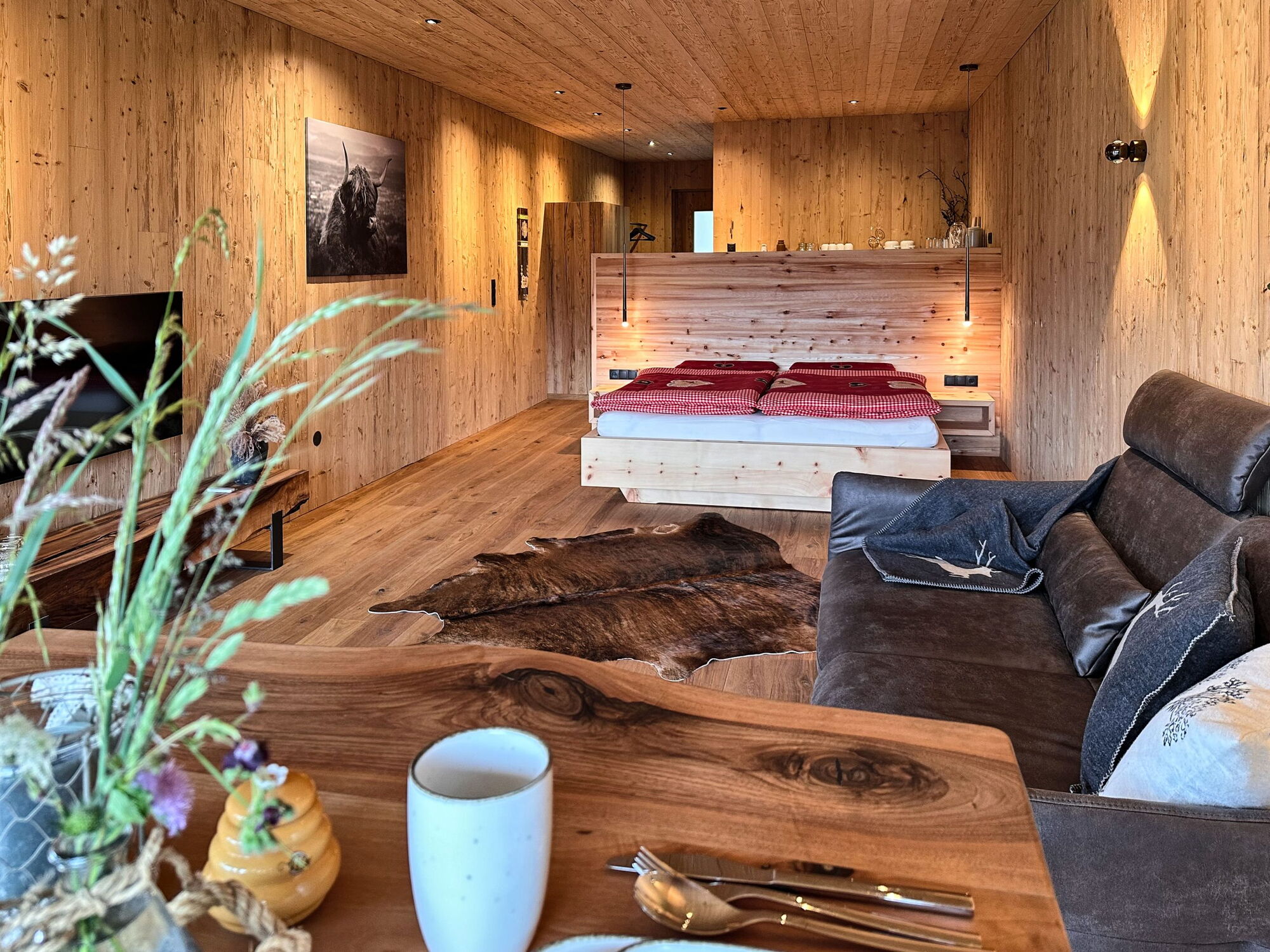 Chaleteinrichtung mit Zirbenbett 180 x 200 und Schlafsystem im Allgäu- by Wohnwerkhaus Schreinerei Schuster