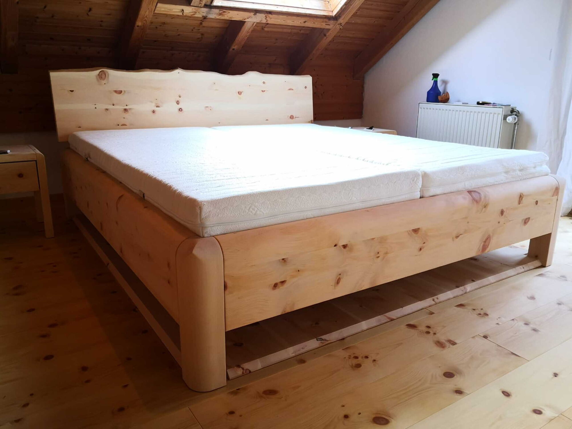 Zirbenbett Modell Linderhof mit Bodenabschirmplatte aus Zirbenholz