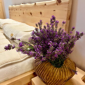 Ätherisches Öl und Duft von Lavendel und Zirbe im Wohnwerkhaus der Schreinerei Schuster in Sulzemoos