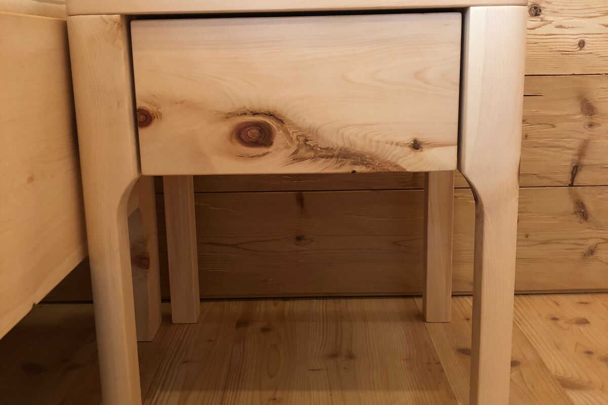 Zirbenholznachttisch Modell Landsberg