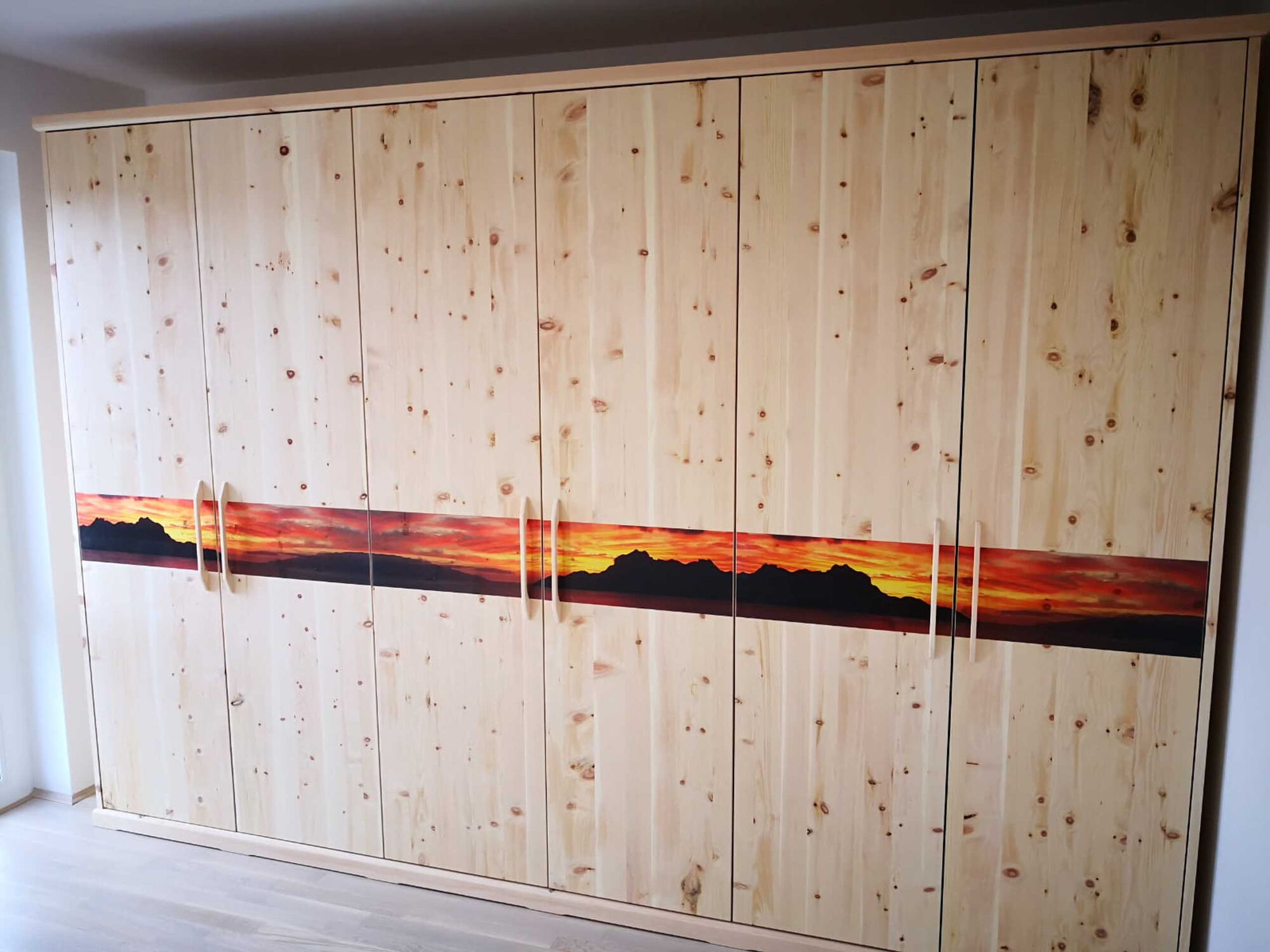 Zirbenholzschrank kaufen  mit Urlaubsfoto