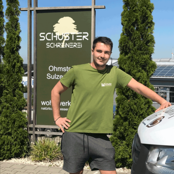 Lukas Schuster unterstützt bei Auslieferungen von Wohnwerkhaus