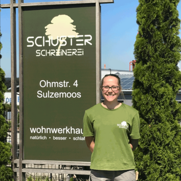 Marina Bernhard Schreinergesellin im Wohnwerkhaus Zirbenmanufaktur Schuster in Sulzemoos nähe Maisach