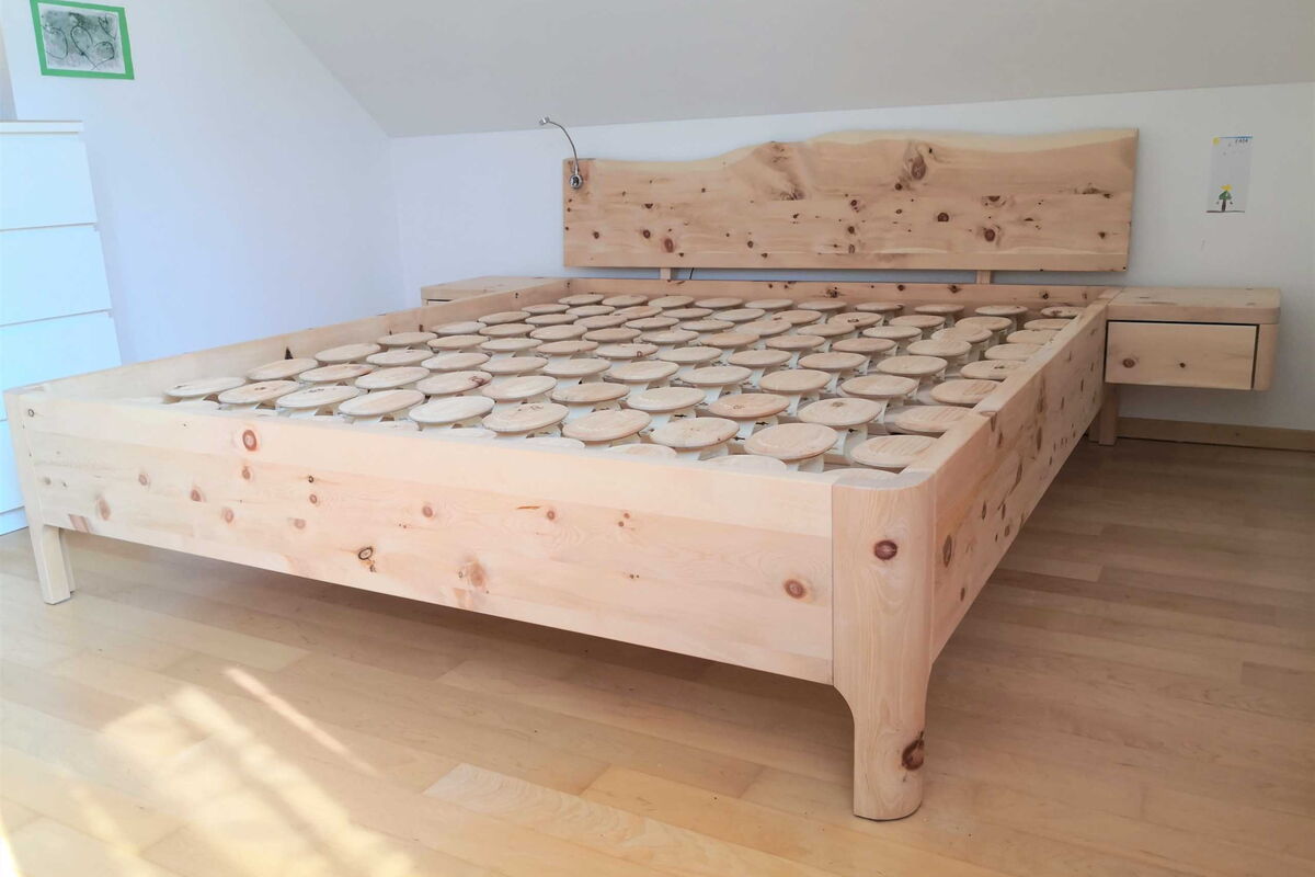 Zirbenholzbett Landsberg in Dachschraege mit Nachttisch 200x200