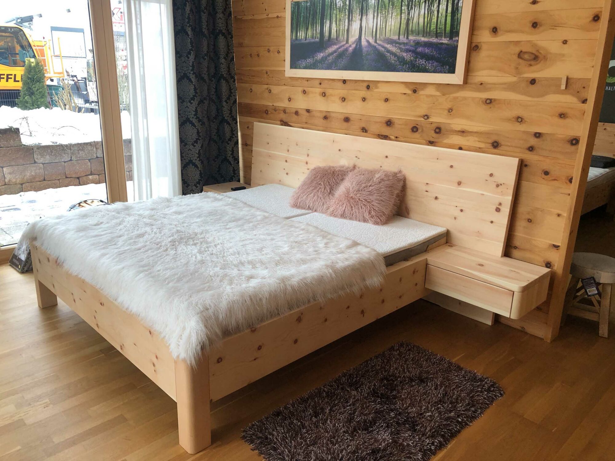 Zirbenholzbett Passau mit Füße, Nachttisch mit Schublade