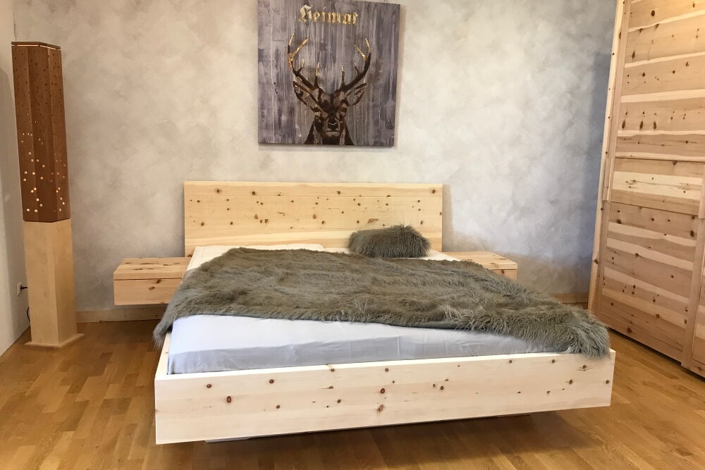 Zirbenbett Murnau Kopfteil gebürstet mit eingehängten Nachttischen