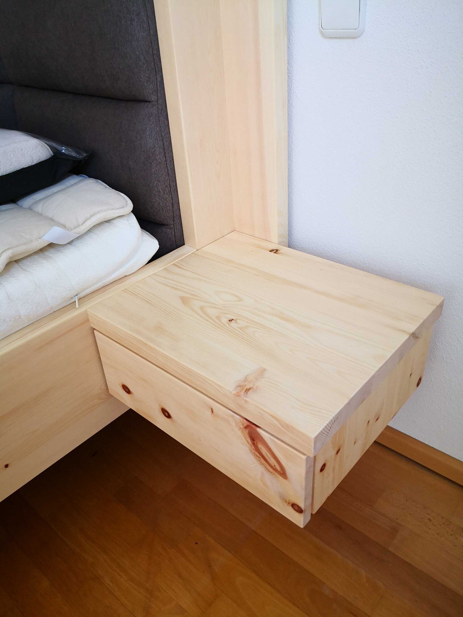 Zirbenbett Nürnberg Nachttisch schwebend