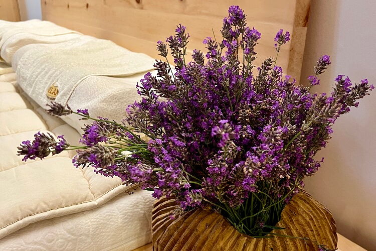 Ätherisches Öl und Duft von Lavendel und Zirbe im Wohnwerkhaus der Schreinerei Schuster in Sulzemoos