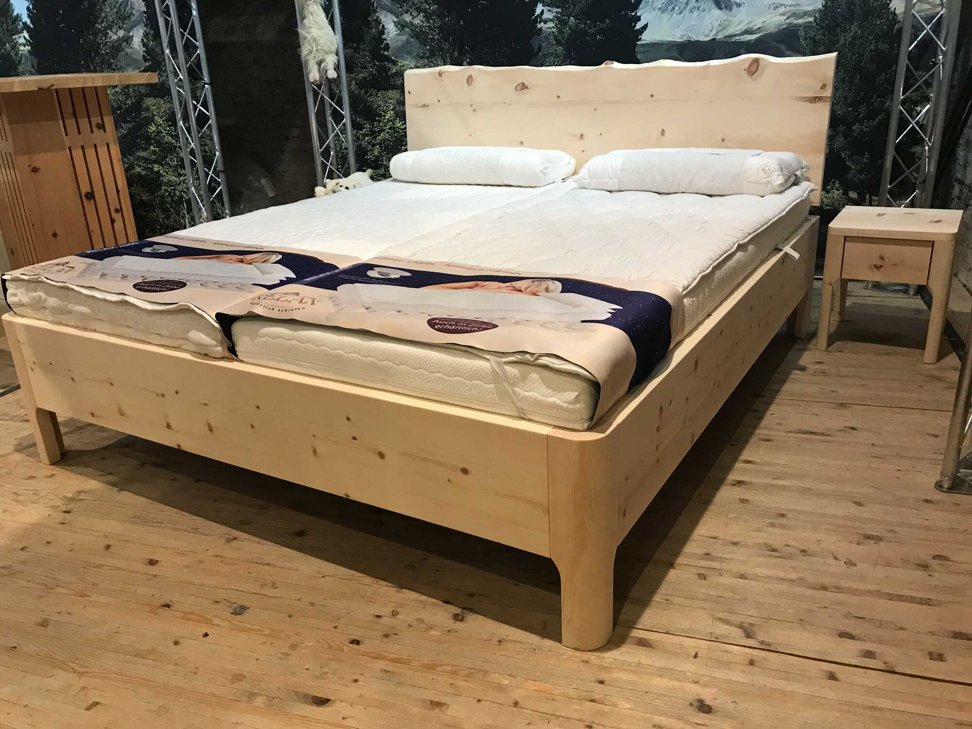 Zirbenbett Landsberg mit schmalem Nachttisch