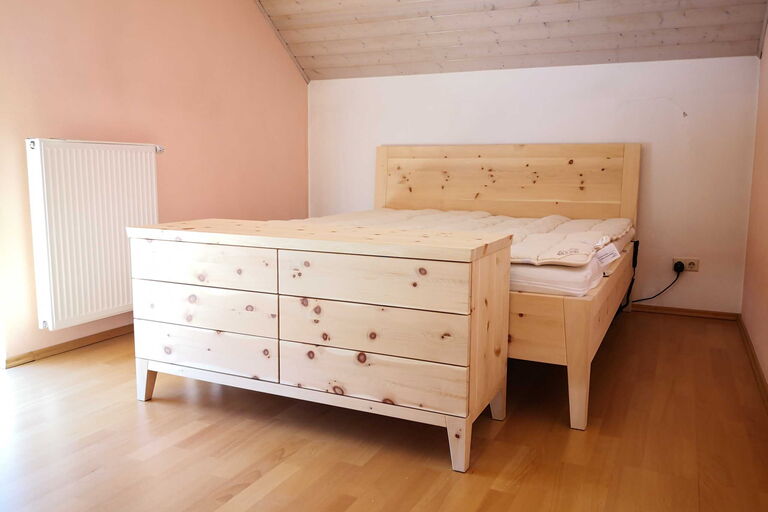 Zirbenholzkommode München mit 6 Schüben, Rückwand sichtbar