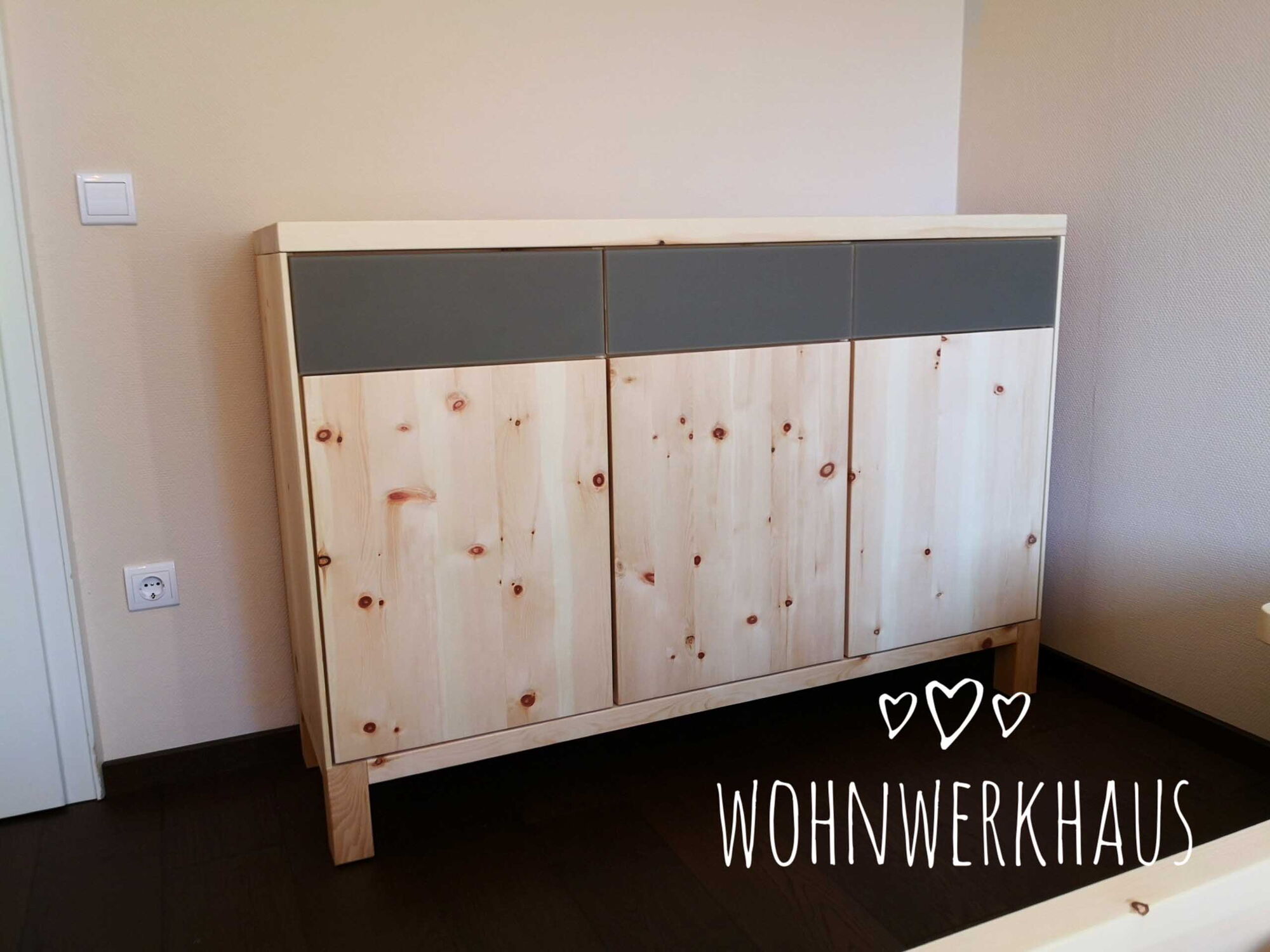Zirbenkommode Mering 3 Tür 2 Schub mit Glasfront