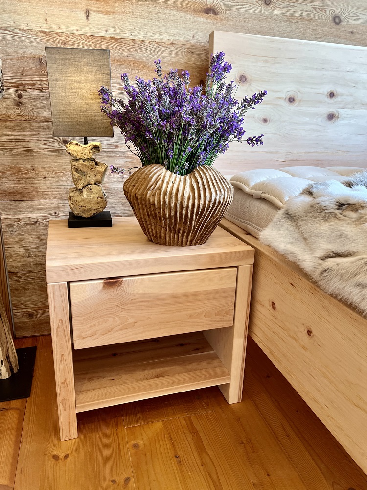 Nachttisch aus  Zirbe und Lavendelblüten in der Holzvase ein Dufterlebnis im Wohnwerkhaus der Schreinerei Schuster in Sulzemoos