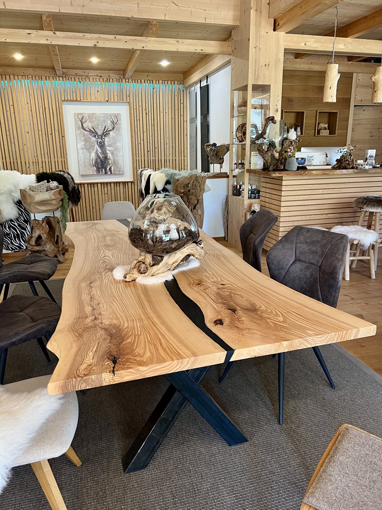 Massivholztisch Esche mit Naturkante und Epoxidharz